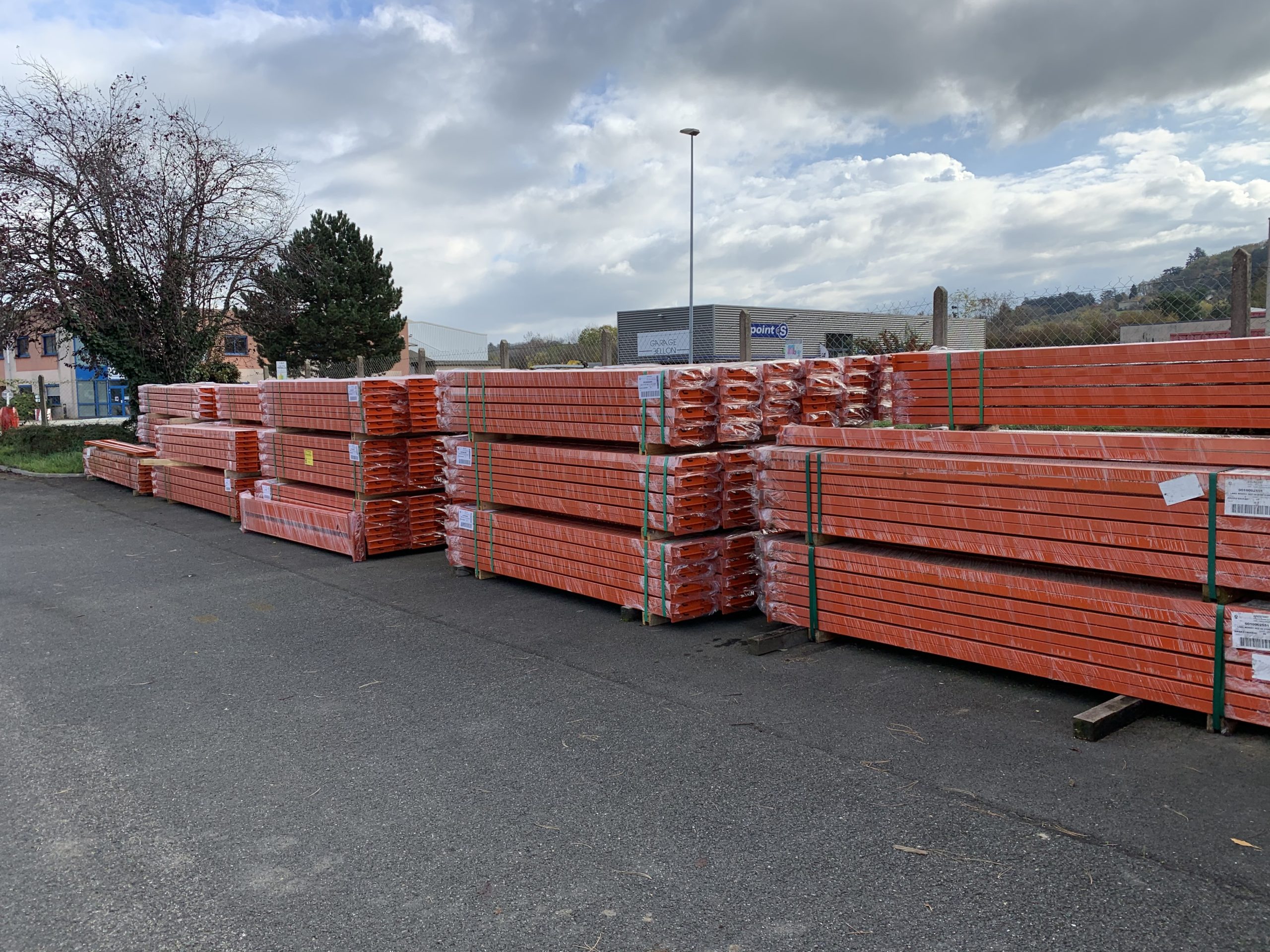 stock de rayonnage (69) Stock de rayonnages industriel de la société Gotte Rayonnages en Rhône-Alpes, France.